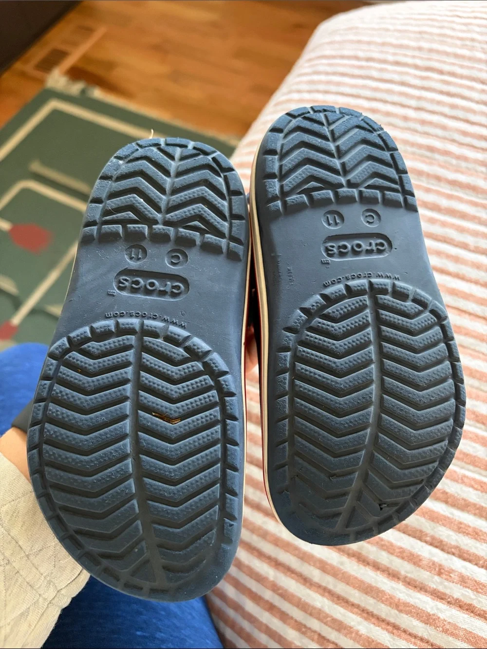 Kids Navy Blue crocs with Red Trim - toddler 11 ( c11) like new - Picture 5 of 6